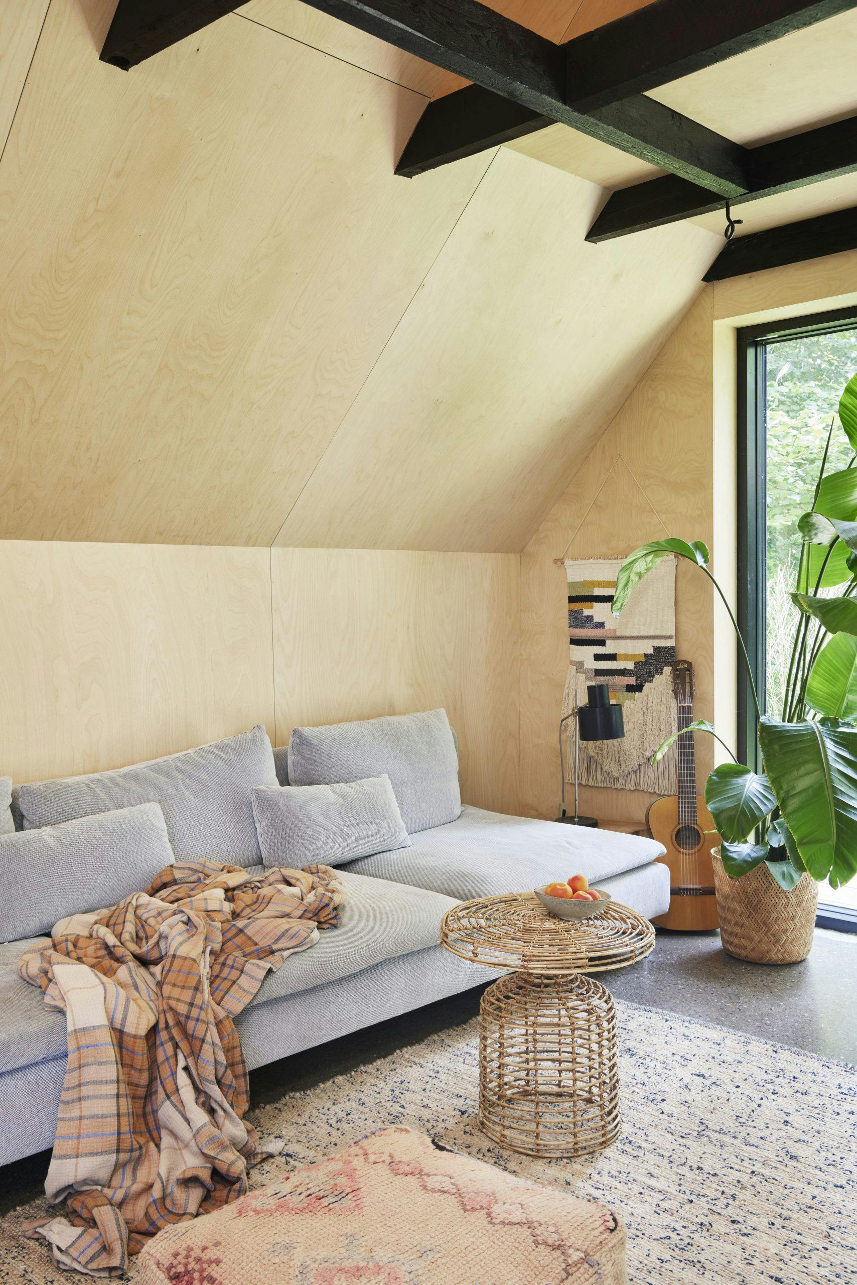 KallesSommerhus240621 Grå sofa i stuen